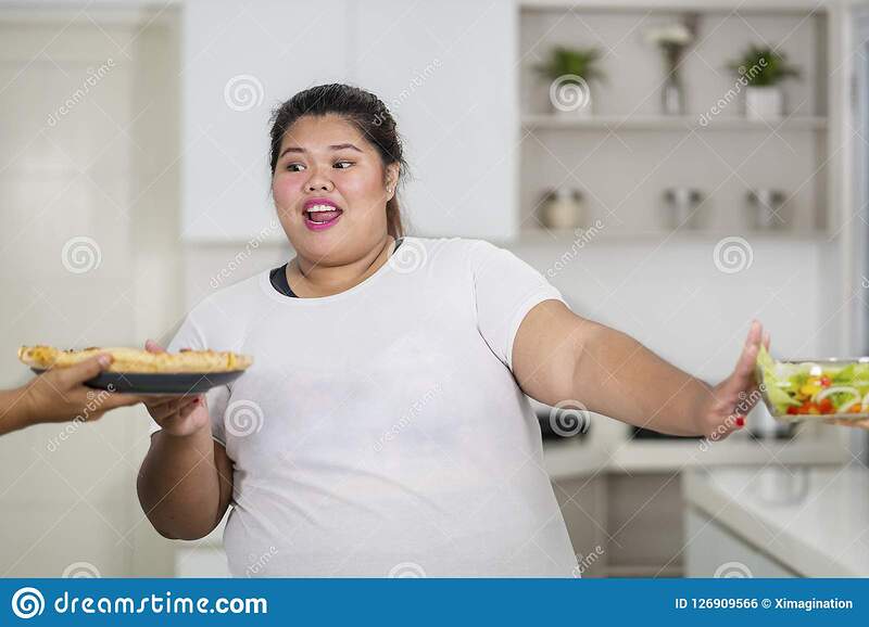 femme-obĂšse-asiatique-choisissant-la-pizza-126909566
