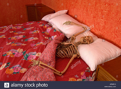 un-squelette-au-lit-arm513