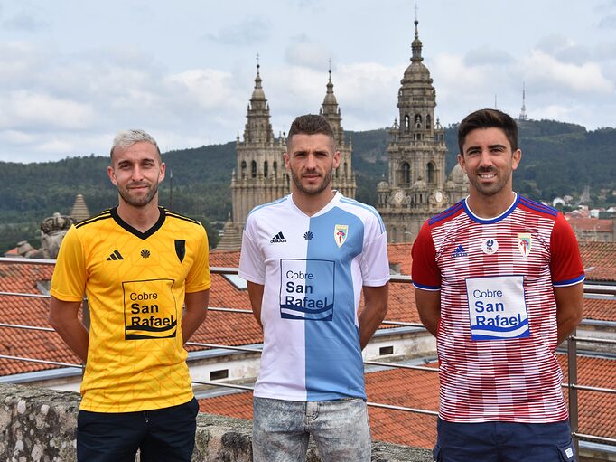 “Tres camisetas, una identidad.”