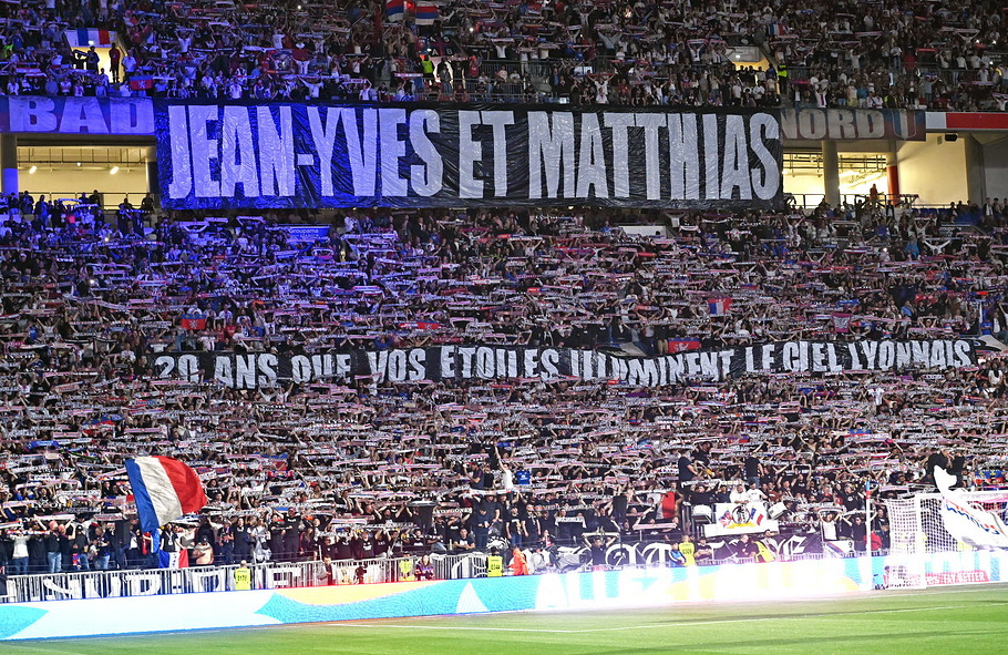 les-fans-lyonnais-ont-honore-la-memoire-de-deux-supporters-decedes-il-y-a-20-ans-en-se-rendant-a-nantes-pour-suivre-l-ol-photo-stephane-guiochon-1743917348
