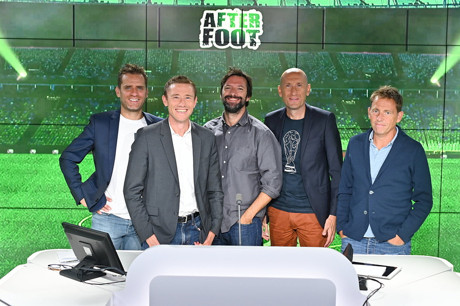 une-partie-de-l-equipe-de-l-after-foot-jerome-rothen-florent-gautreau-julien-cazarre-gilbert-brisbois-et-daniel-riolo-photo-rmc-1575198951