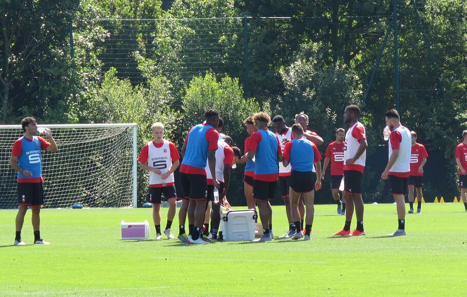 1444x920_joueurs-stade-rennais-terrain-entrainement-piverdiere