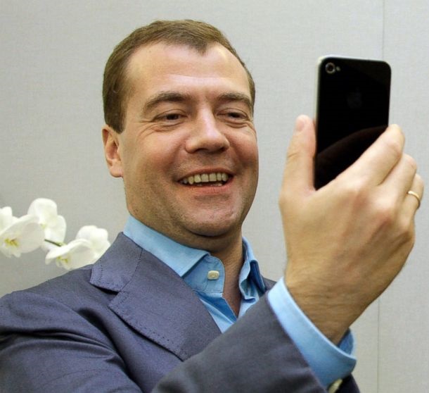 GTY_Medvedev_steve_jobs_ml_150521_16x9_992